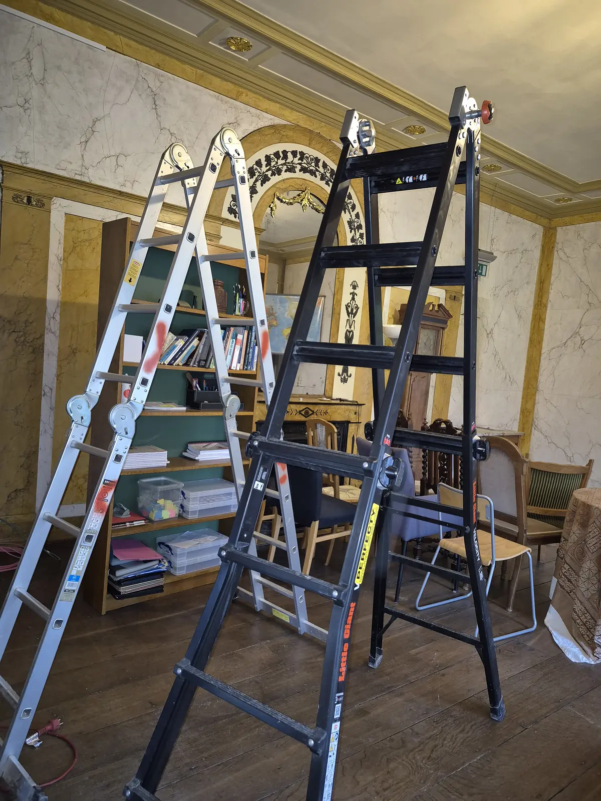 Échelles dans un salon historique avant intervention